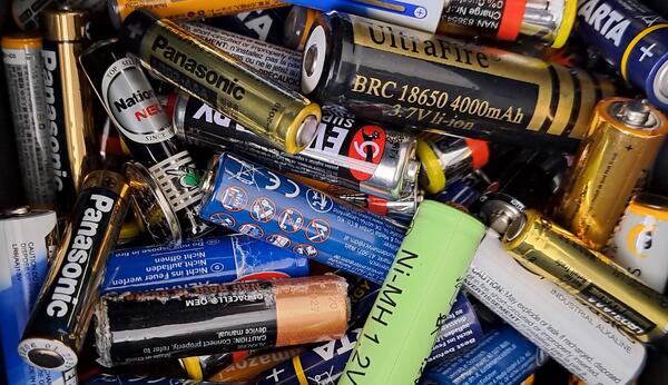 Bild vergr&ouml;&szlig;ern: Batteriensammlung